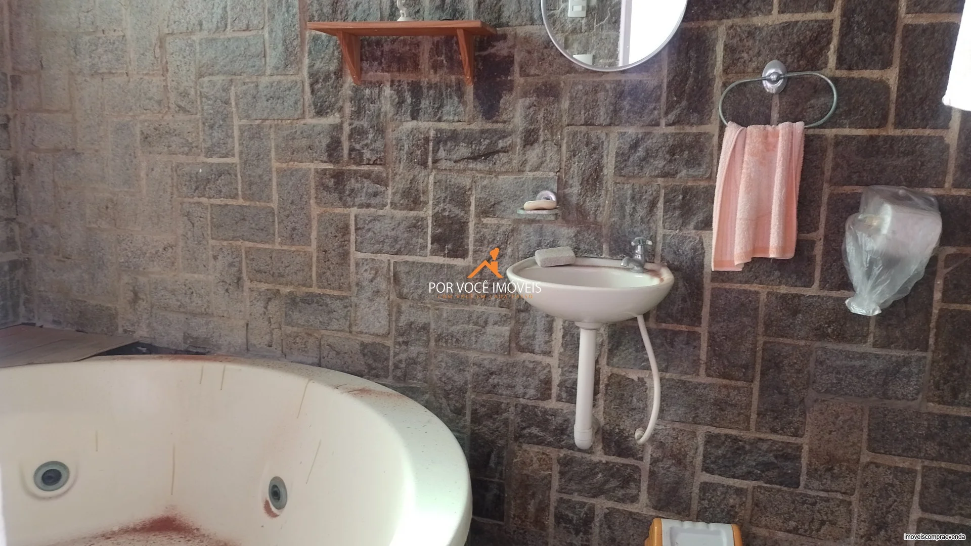 Casa com 2 quartos, sendo 1 suíte de frente para o mar