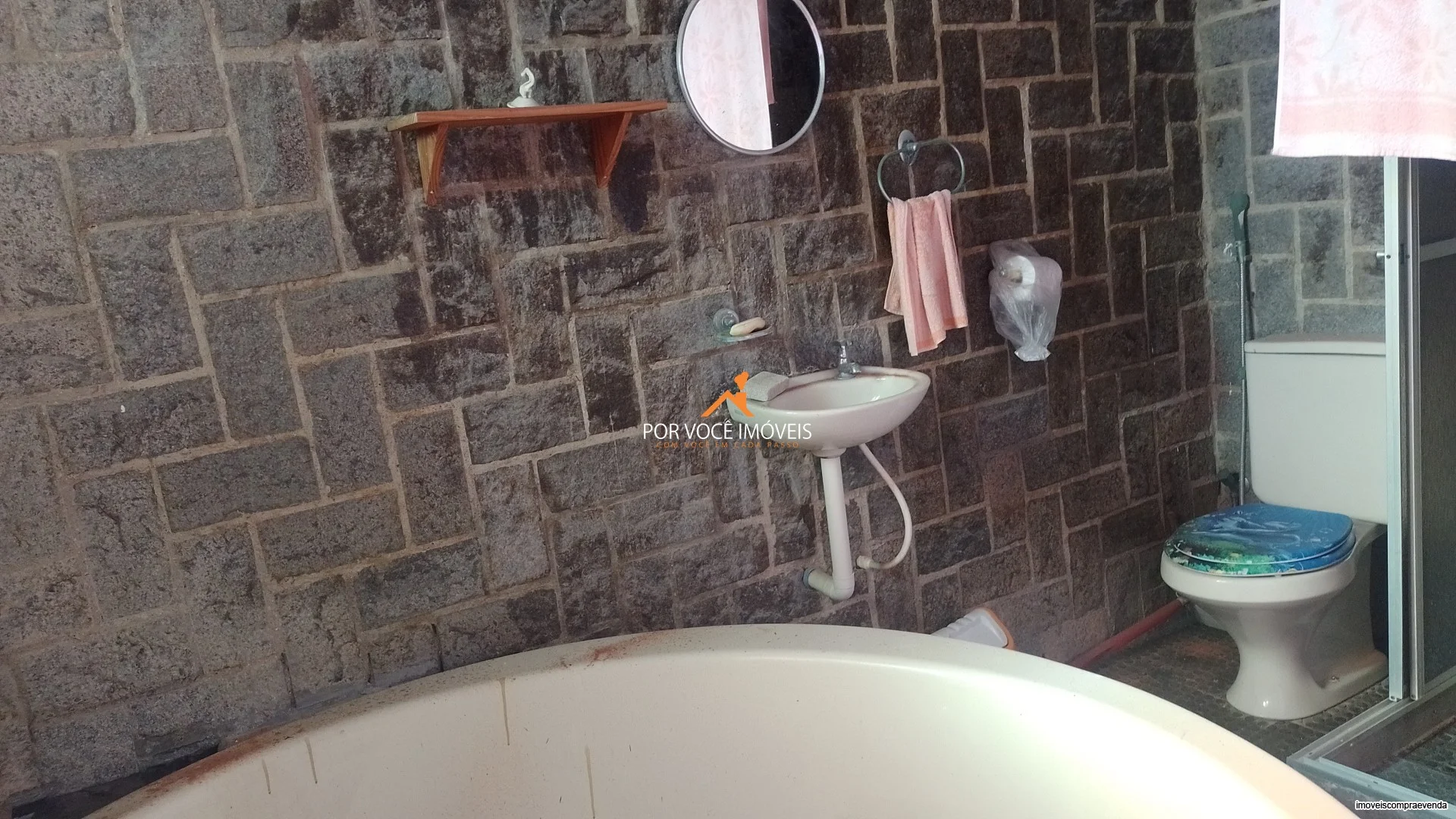 Casa com 2 quartos, sendo 1 suíte de frente para o mar
