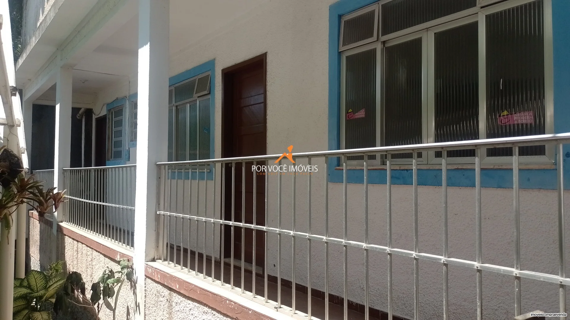 Casas na praia com vista para o mar
