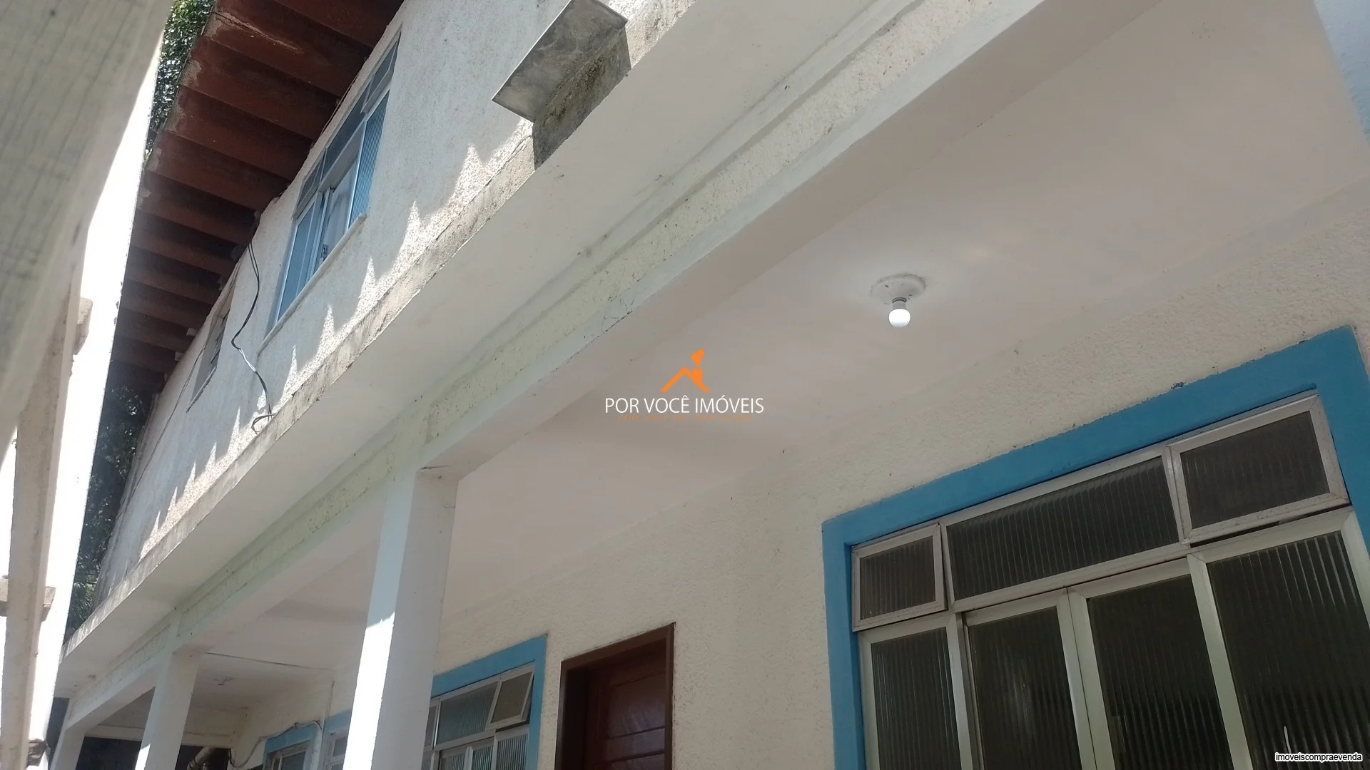 Casas na praia com vista para o mar
