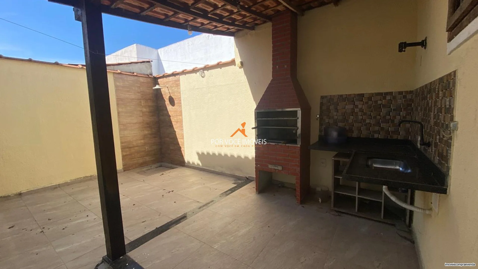 Casa com 2 quartos e 2 vagas de garagem