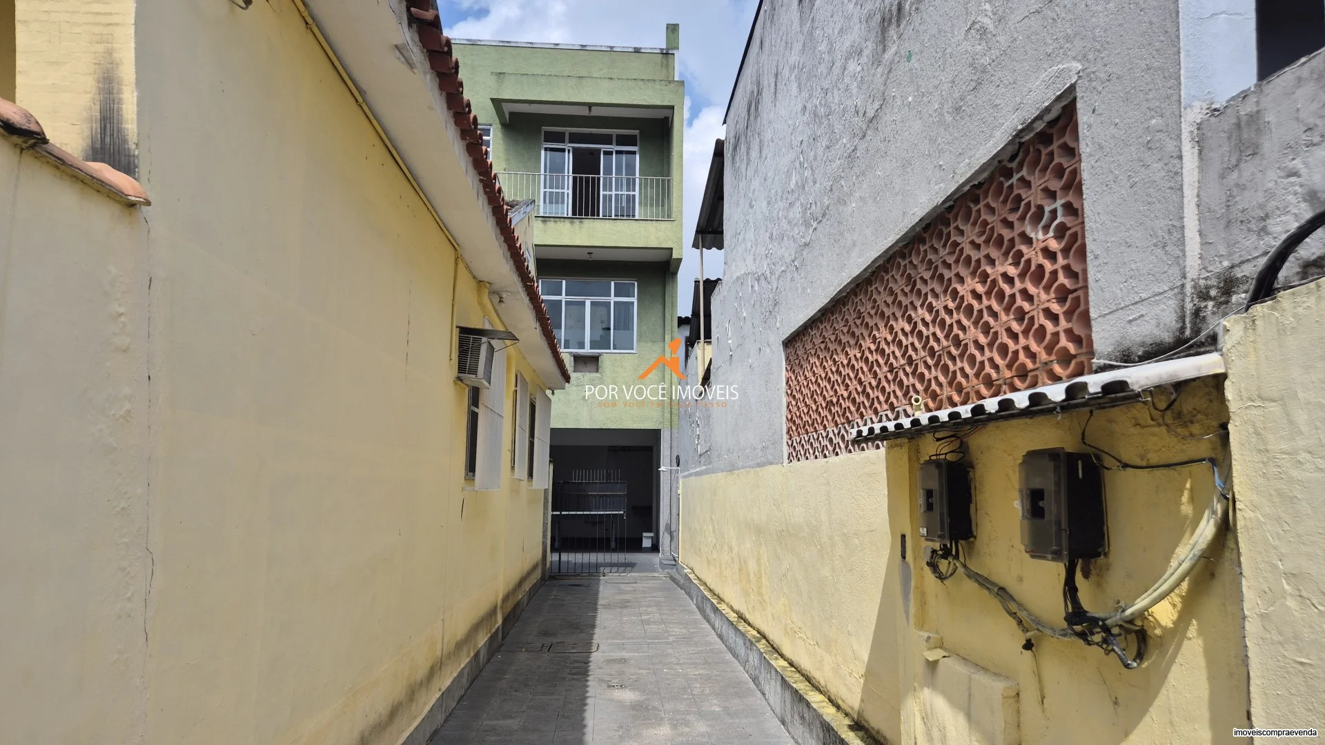 Casa com 4 quartos e piscina