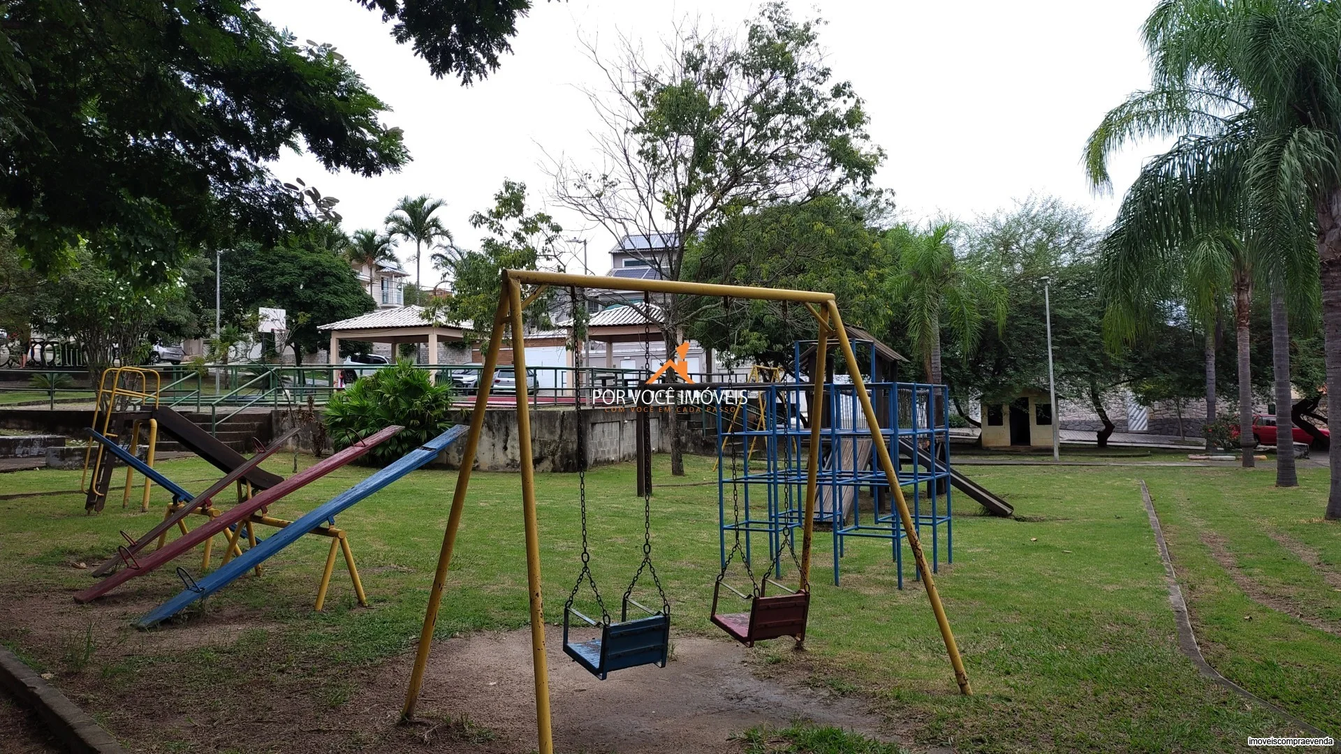 Casa Triplex no Condomínio Vale das Palmeiras